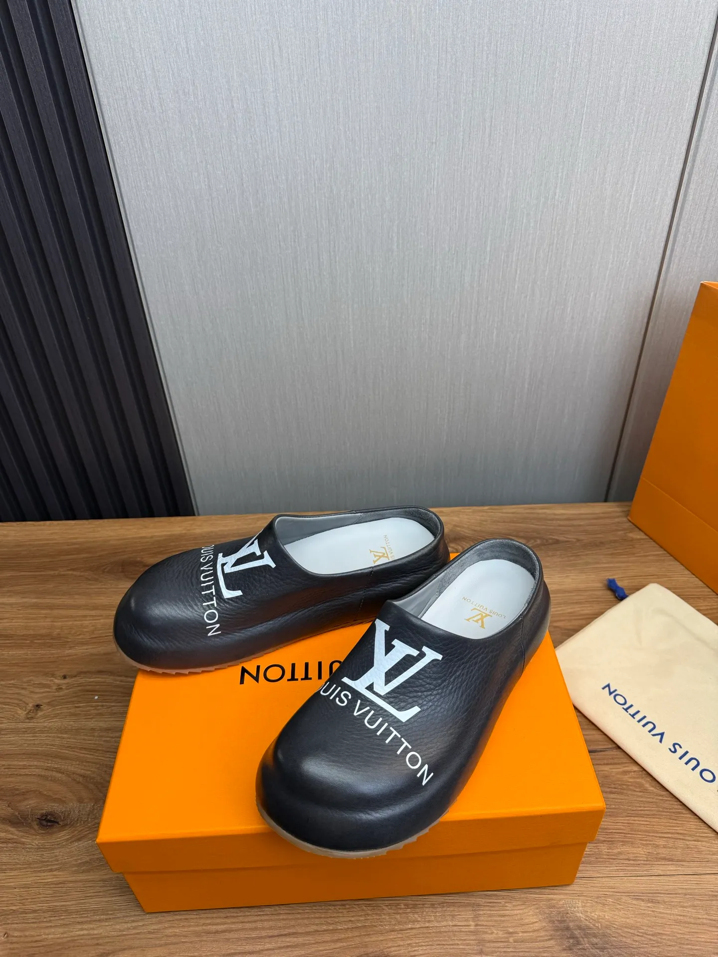 Men's shoes 💰480💰 Lv men's slippers 🩴38-45 size 45 46 🉑️Customized! Full leather slippers: cowhide on the outside, sheepskin on the inside ✅Original outsole⬆️